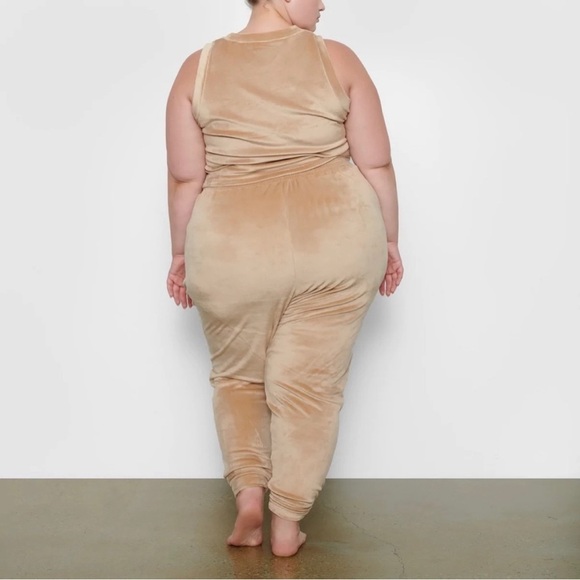 SKIMS Velour Jogger Pants in Honey plus size 2X - Picture 2 of 7